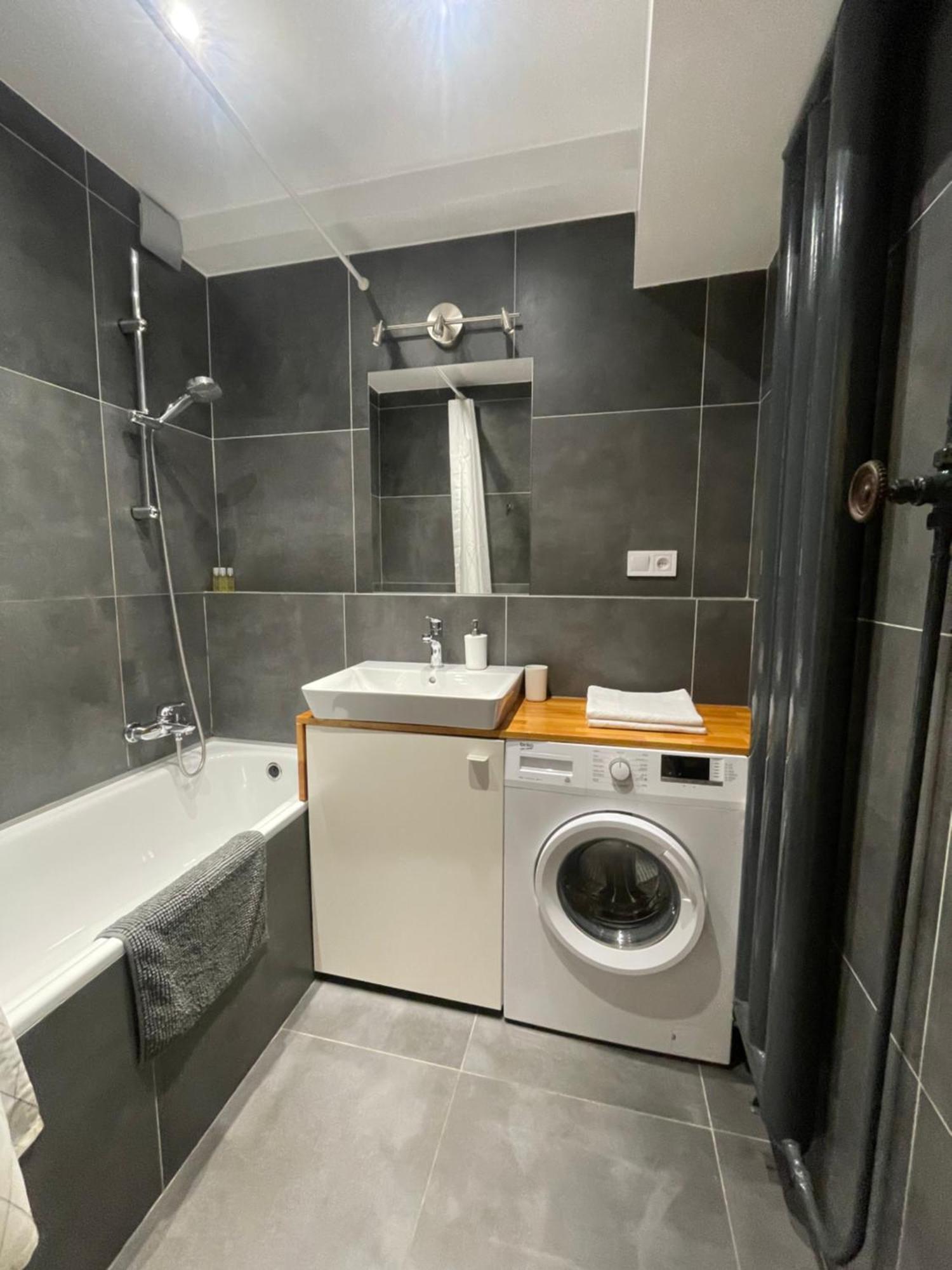 Cozy Self Check-In Apartment In Vibrant Ruzinov Area, Komarnicka 42, ブラチスラヴァ エクステリア 写真